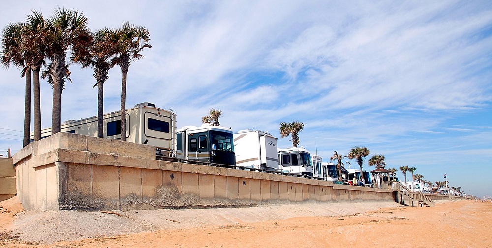 what's the difference between Motorhomes and Fifth Wheel Campers